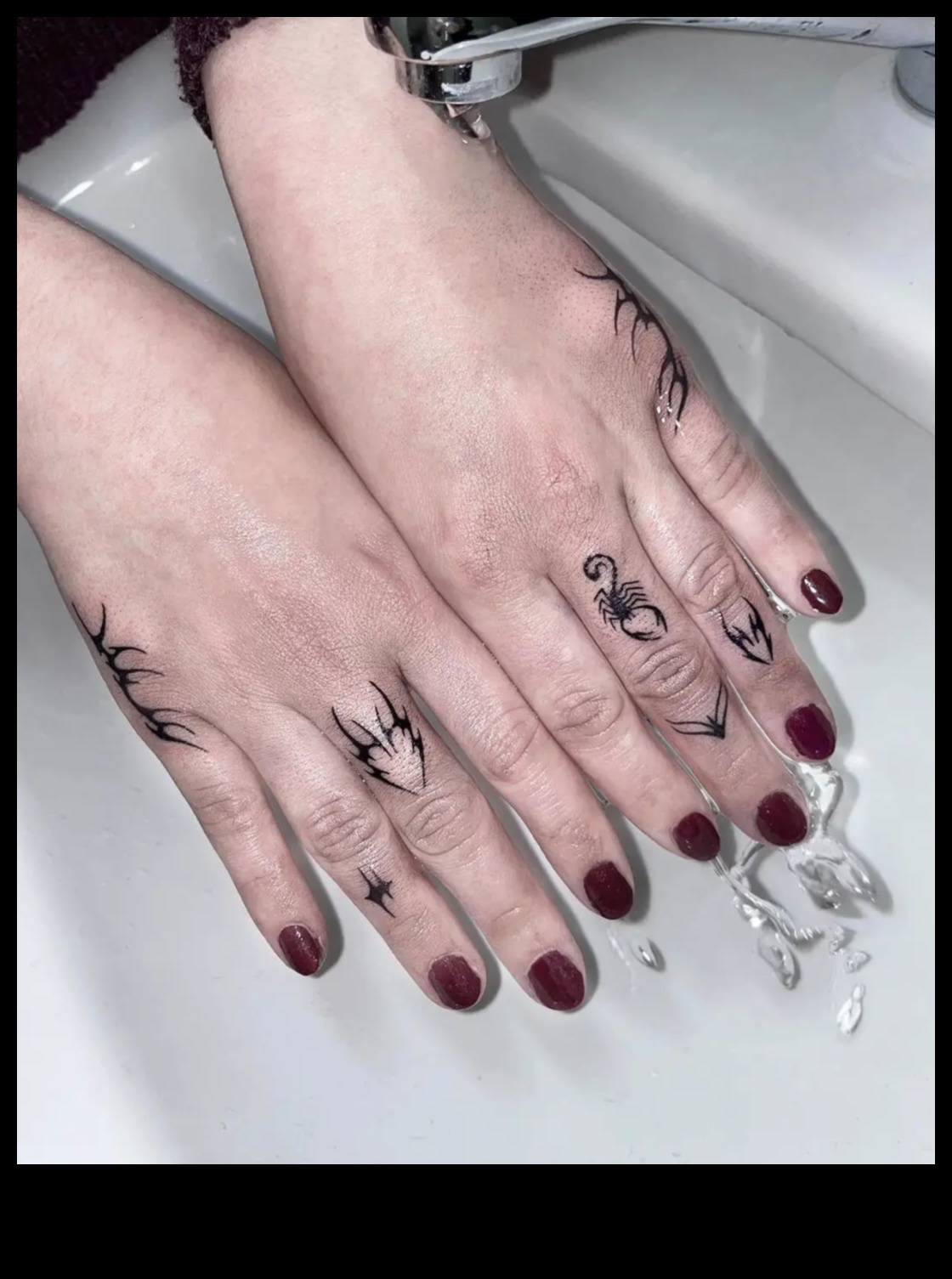 Tintes čuksti Atklājiet elegantu un elegantu pirkstu galiņu noslēpumus 3 Tintes čuksti: noslēpumi, kas atklāti uz jūsu drosmīgajiem elegantajiem cipariem