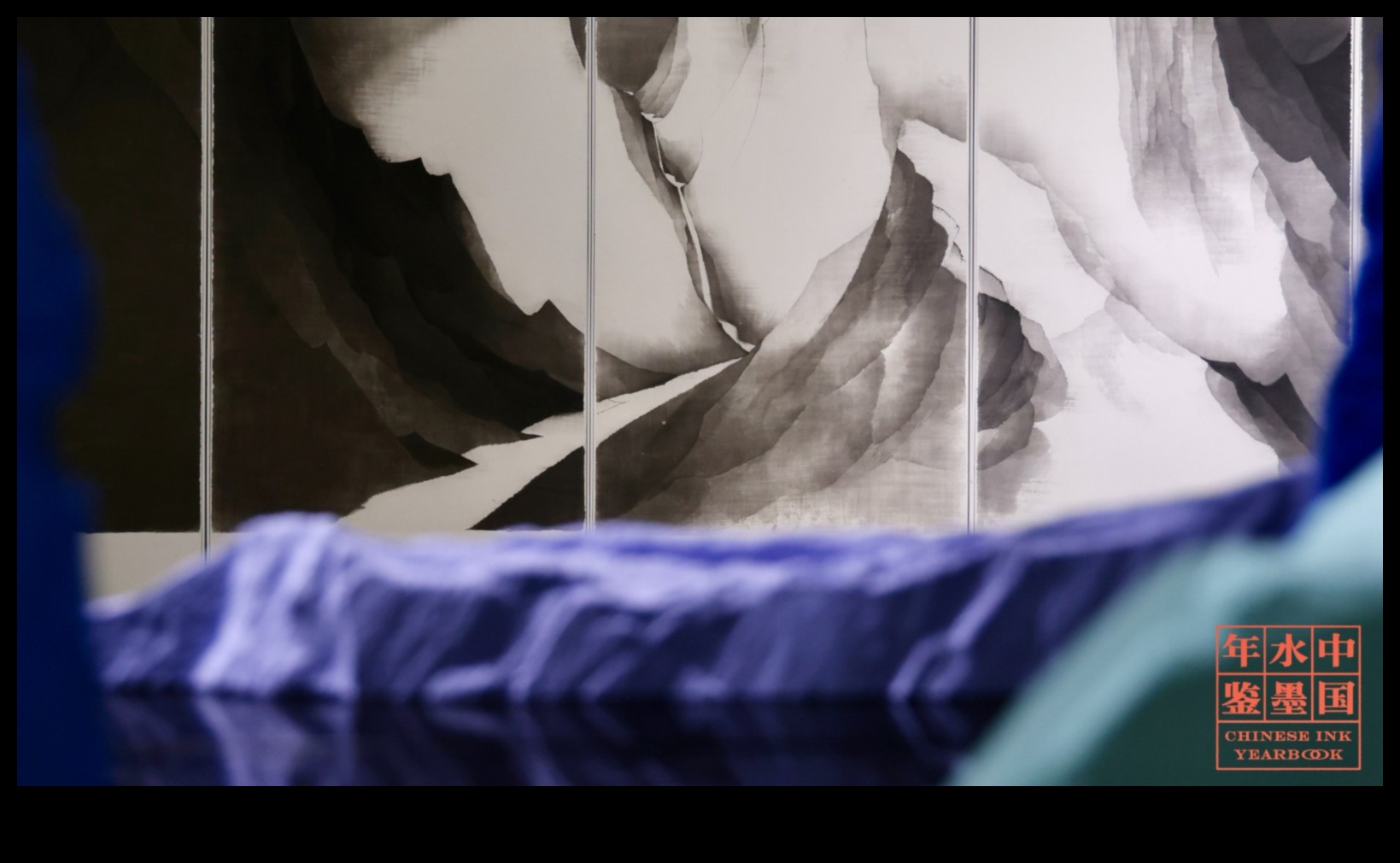 Ikoniskā tinte: Simbolisko stāstījumu mākslinieciskuma izpēte