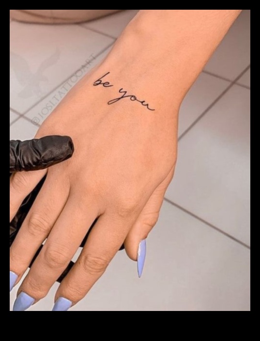 Mazi plaukstas tetovējumi – slēpts personiskās izteiksmes dārgakmens 5 Slēptie dārgakmeņi: sīki plaukstas tetovējumi, kas atklāj personīgos dārgumus