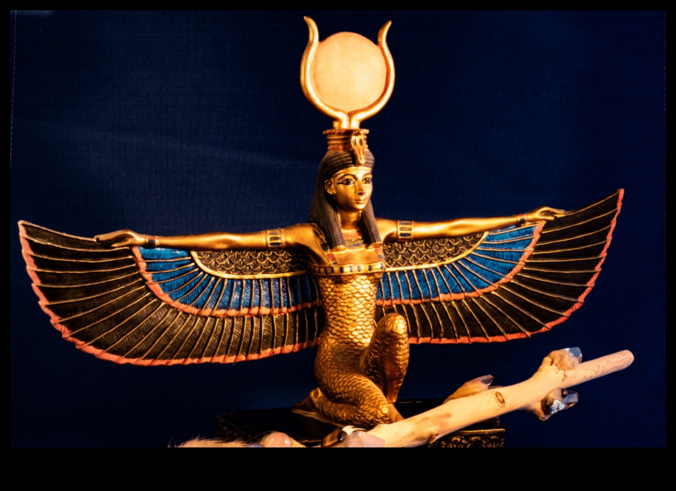 Izīdas tēli Daudzās Mātes dievietes sejas Ēģiptes mākslā 5 Izīdas tēli: Mātes dieviete Ēģiptes mākslā