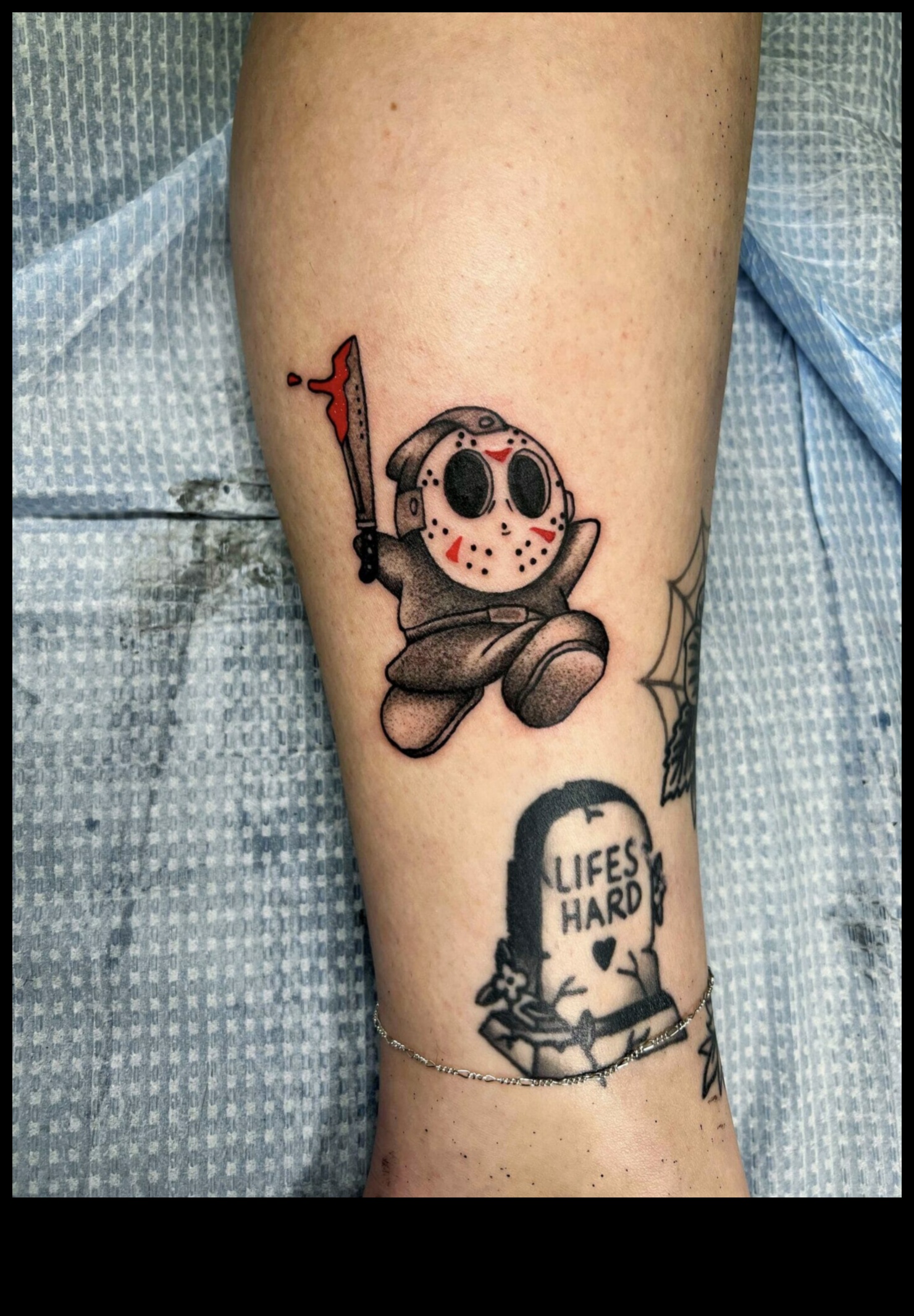 Māksla ārpus ādas: mūsdienu tetovējumu kultūras nozīme