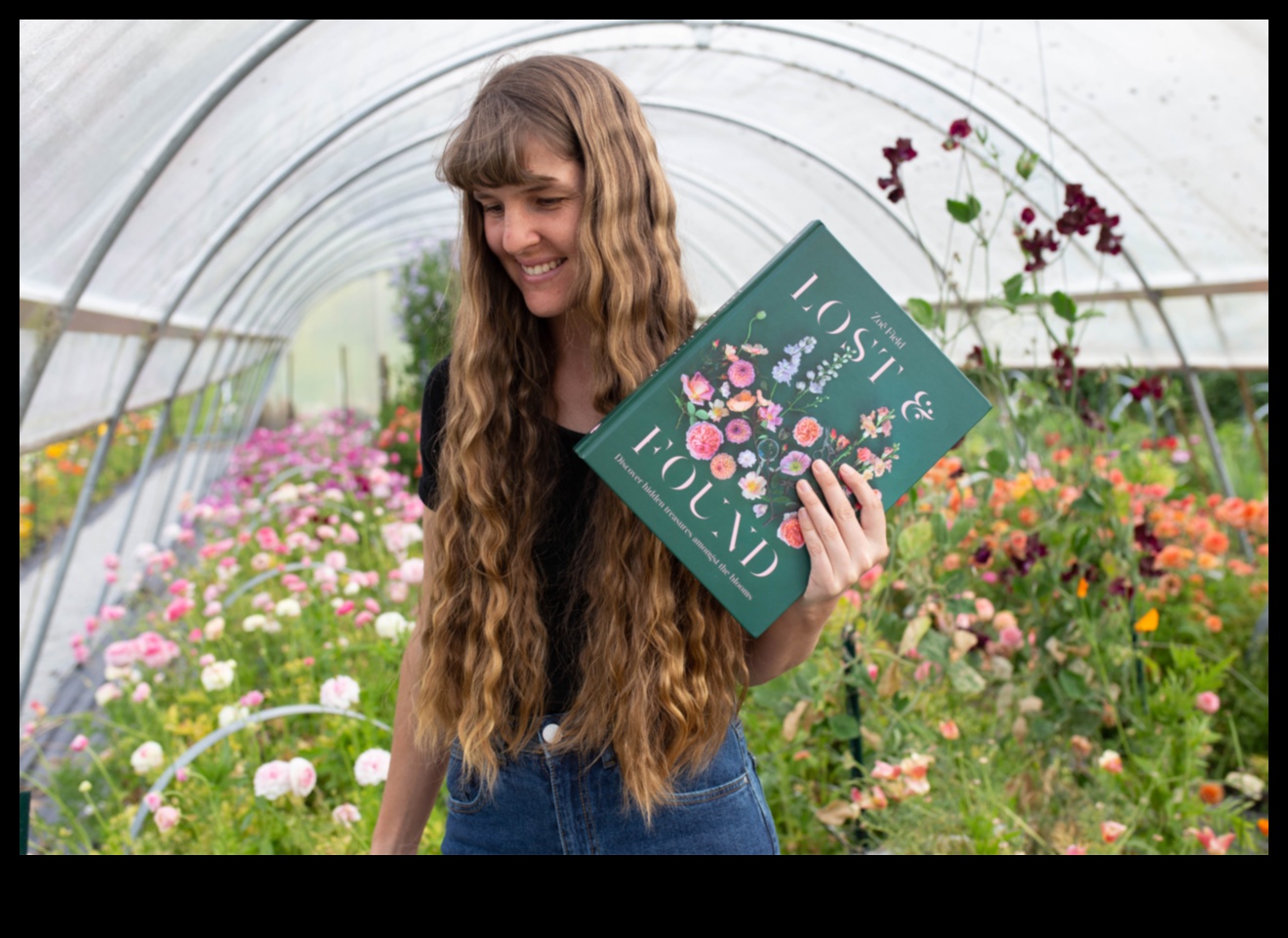 Crafted Chronicles Stories Told on Your Grand Daring Statement HandsUnikālu un neaizmirstamu stāstu kolekcija, kas izstāstīta, izmantojot ar rokām darinātas rotaslietas. 3 Izstrādātas hronikas: stāsti, kas stāstīti uz jūsu lielajām drosmīgajām rokām