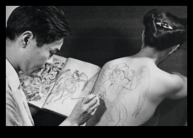 Ikoniski stāsti: atklāsmes simbolisko tetovējumu stāstos