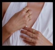 Crafted Chronicles Stories Told on Your Grand Daring Statement HandsUnikālu un neaizmirstamu ziņojumu izvēle, kas izstāstīta, ar izmantojot rokām darinātas rotaslietas.