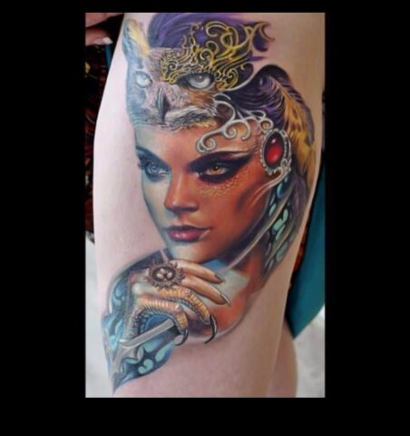 Tetovētas alegorijas, kas atrod simboliskos stāstus zem ādas