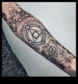 Tintes alķīmija papildina savu izskatu izmantojot roku tetovējumu